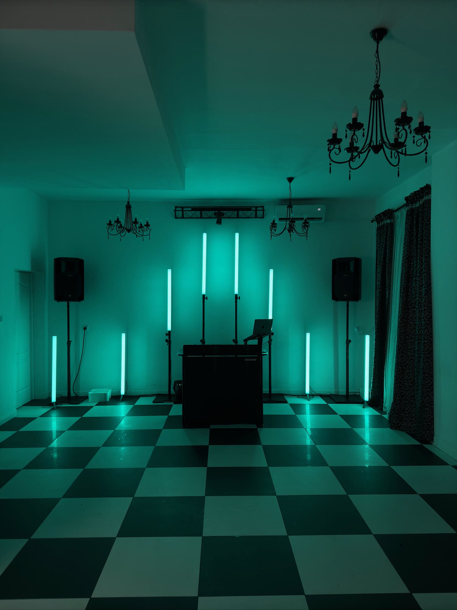 Oświetlenie LED stanowiska DJ na evencie